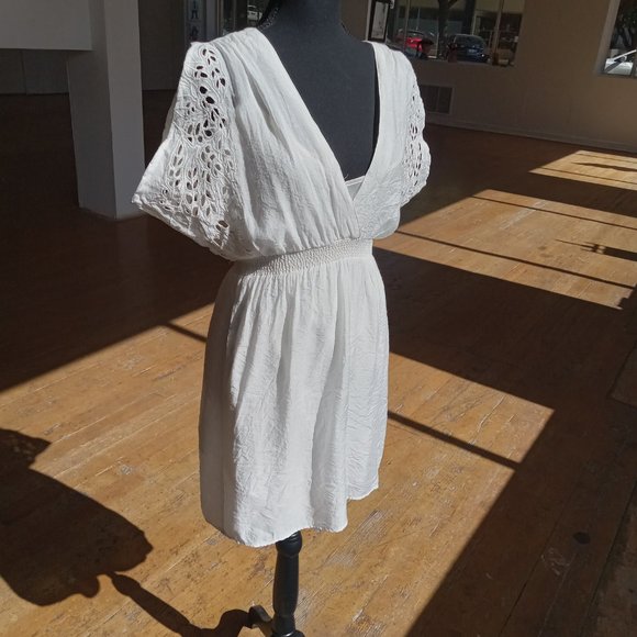 White laser etched lace mini dress - Picture 4 of 7